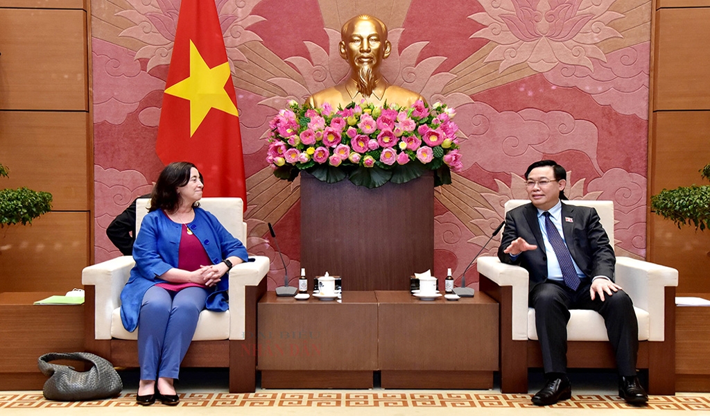NA Chairman Hue hosts World Bank executive